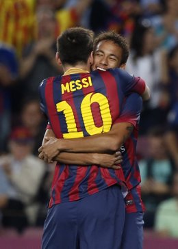 El delantero del Barcelona Neymar celebra junto al argentino Lionel Messi tras m