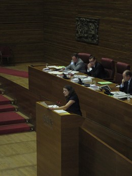 Oltra desde la tribuna de las Corts