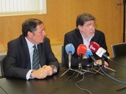 Antonio María Sáez Aguado (izq.) y Luis Mayoral presentan la Guía
