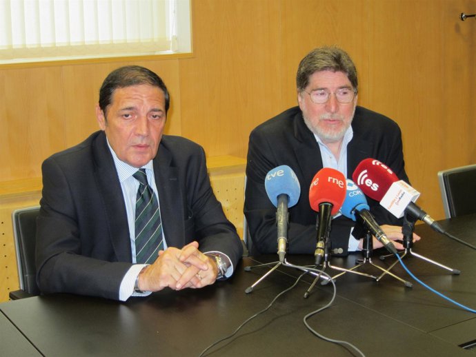 El consejero de Sanidad, Antonio Mª Sáez Aguado (izq)