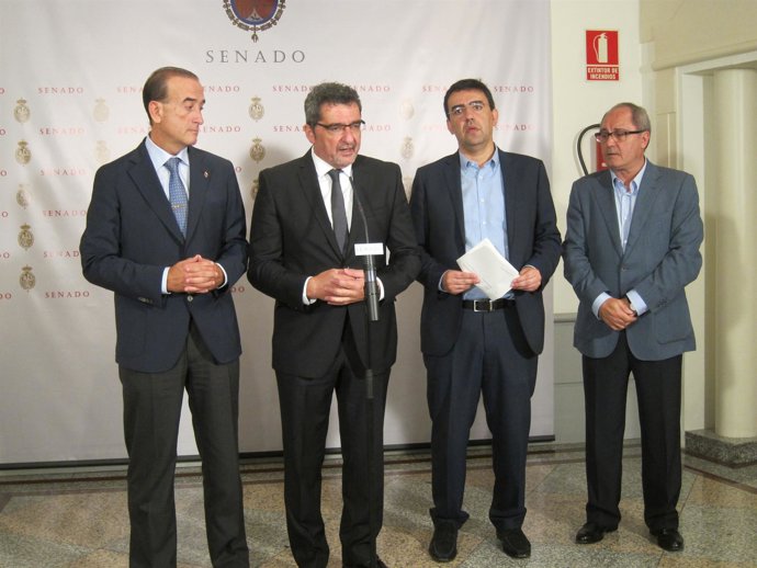 Mario Jiménez con diputados socialistas en el Senado