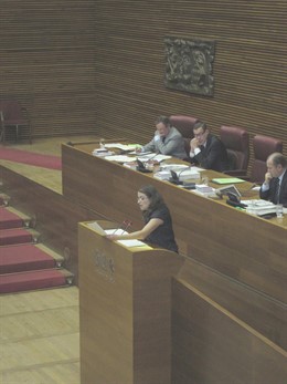 Oltra desde la tribuna de las Corts