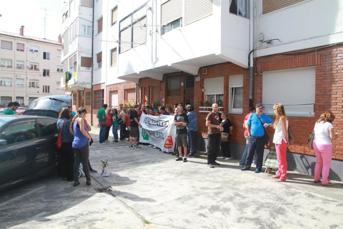 La PAH consigue paralizar durante un mes el desahucio de una familia de Santoña