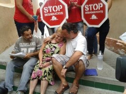 La mujer con sus dos hijos en la paralización del desahucio