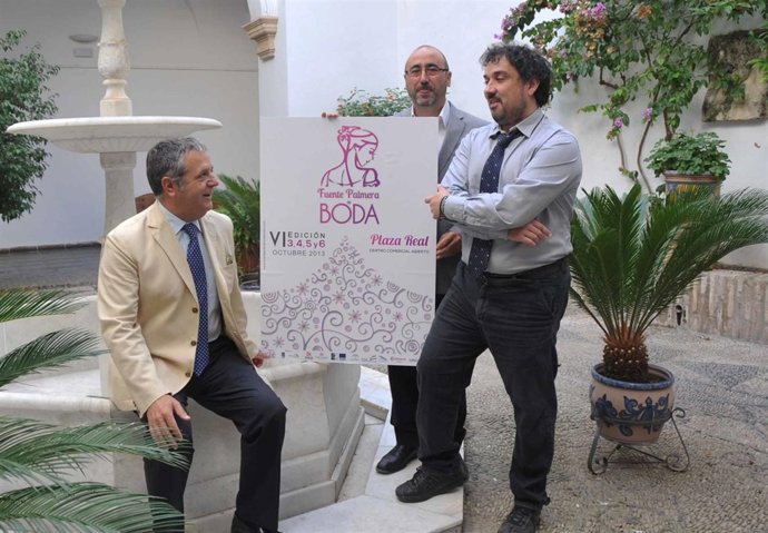 Fuentes, Fernández y Romero con el cartel de la Feria