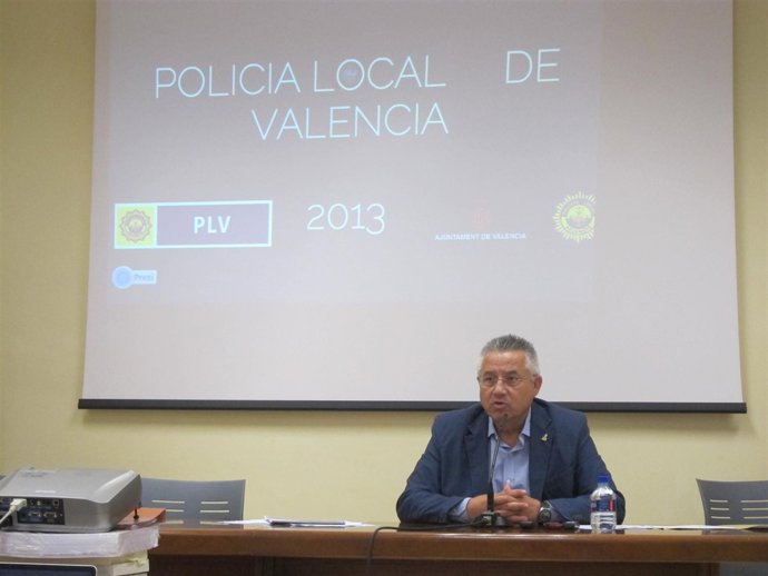 Domínguez durante la rueda de prensa 