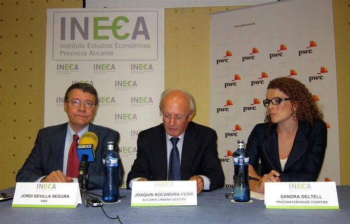 El exministro Jordi Sevilla (izquierda) en rueda de prensa