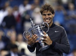 El tenista español Rafael Nadal posa con su trofeo luego de vencer al serbio Nov