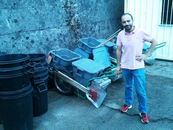 El portavoz municipal de ACPT, Iván Martínez, con enseres de Servicio Limpieza