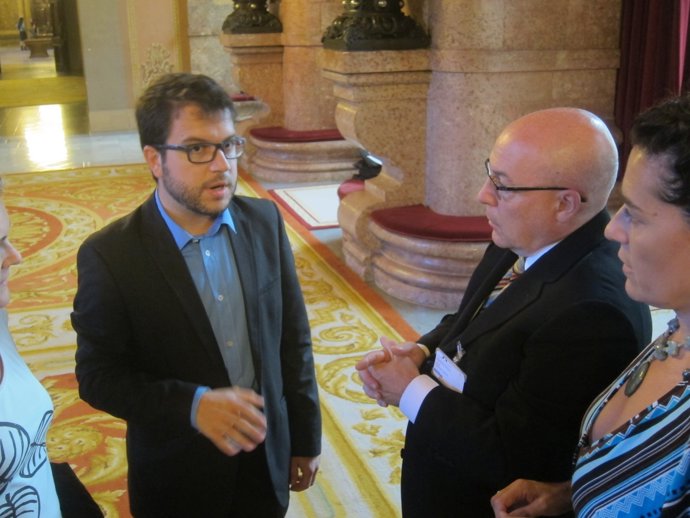 Pere Aragonès (ERC) con trabajadores de Catalunya Caixa