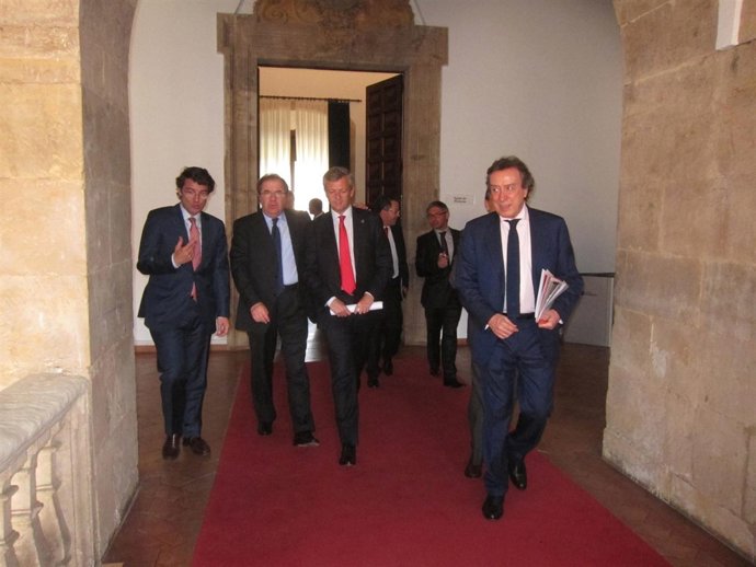 Rueda y autoridades de Castilla y León a la salida de la reunión de la RESOE