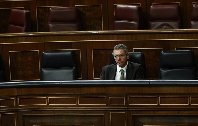 Gallardón solo en su escaño del Congreso