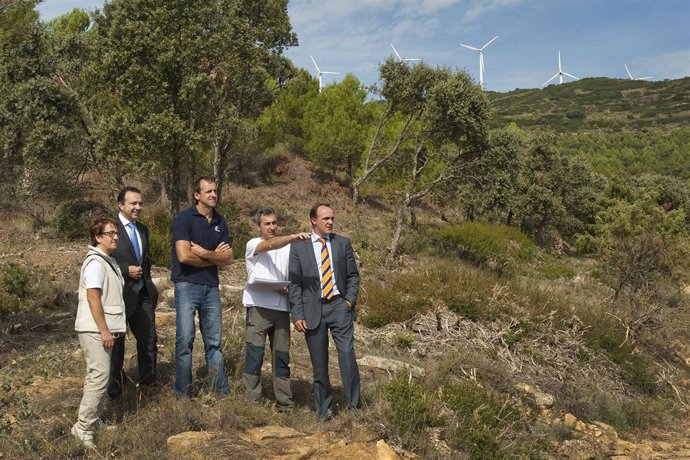 Esparza y Raul visitan la zona donde se han realizado los trabajos forestales.