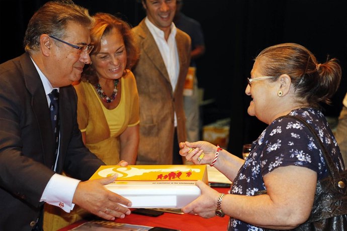 El alcalde entregando las llaves de las viviendas. 