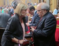 Carme Forcadell y Muriel Casals siguen el discurso de Mas desde el Parlament