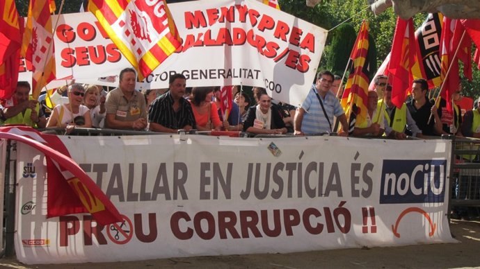 Concentración ante el Parlament por el bloqueo de los convenios