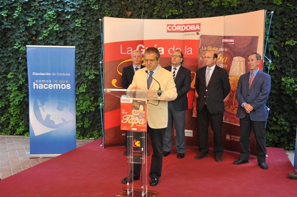 Fuentes (en primer plano), durante la presentación