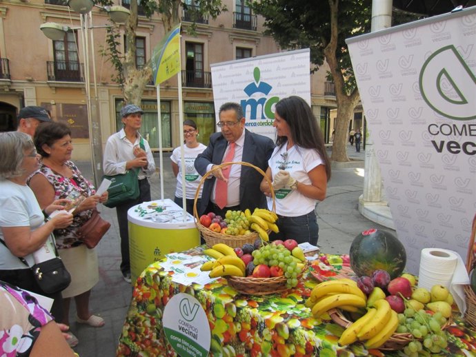 Rojas en una acción de promoción del comercio vecinal 