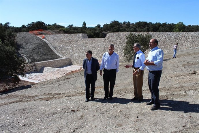 Ródenas visita una de los diques levantados en Vélez-Rubio