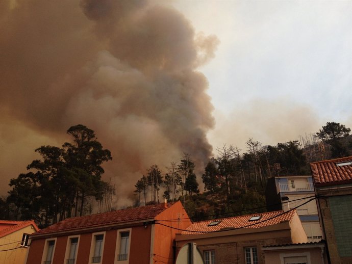 El incendio de O Pindo se acerca a las casas
