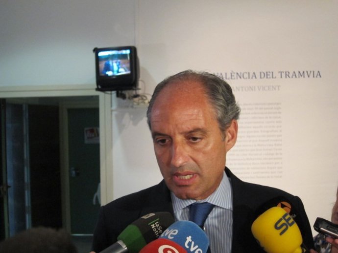 Camps atendiendo a los medios en las Corts