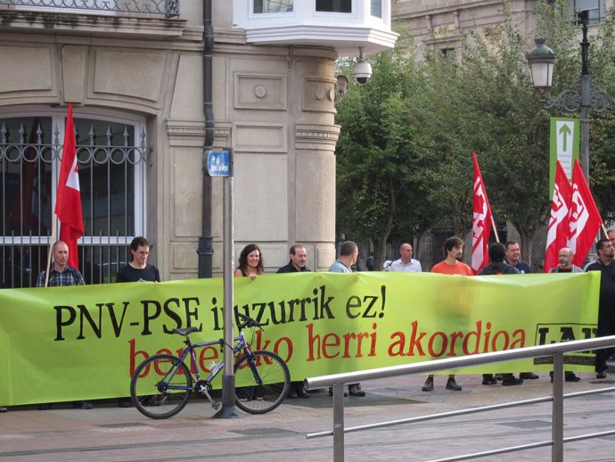 Concentración de LAB frente al Parlamento vasco