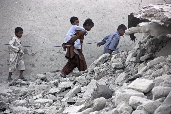 Supervivientes del terremoto de Pakistán en la ciudad de Awaran