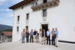 Barcina junto a autoridades y los promotores del proyecto.