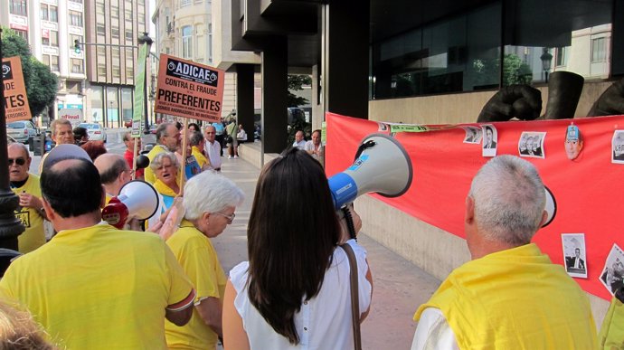 Protesta de Adicae ante la sede de Bankia en Valencia
