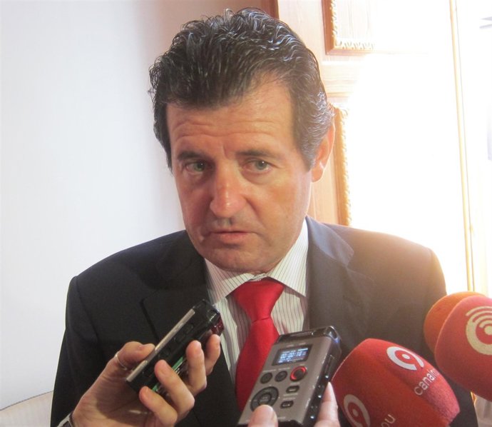 José Císcar atendiendo a los medios de comunicación