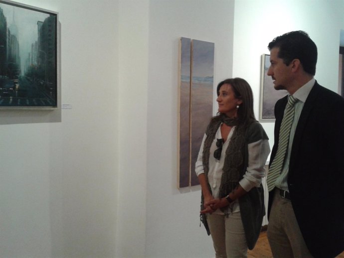 Prieto contempla uno de sus cuadros expuestos en la sala Vela Zanetti.