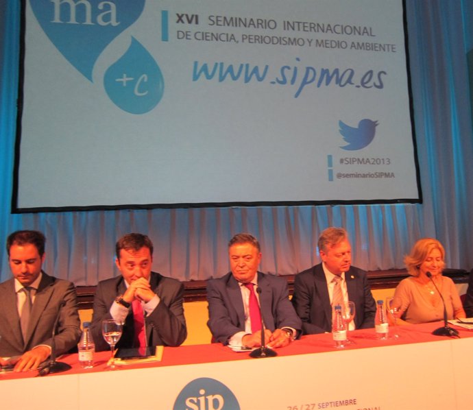 Gil-Ortega (centro), entre Domínguez y Primo Jurado en la inauguración del Sipma