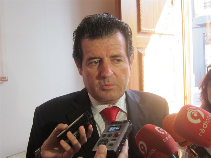 José Císcar atendiendo a los periodistas