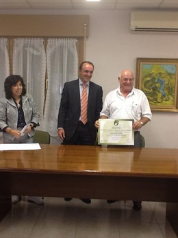 El consejero, en el centro, junto al premiado y la representante de Sigfito.