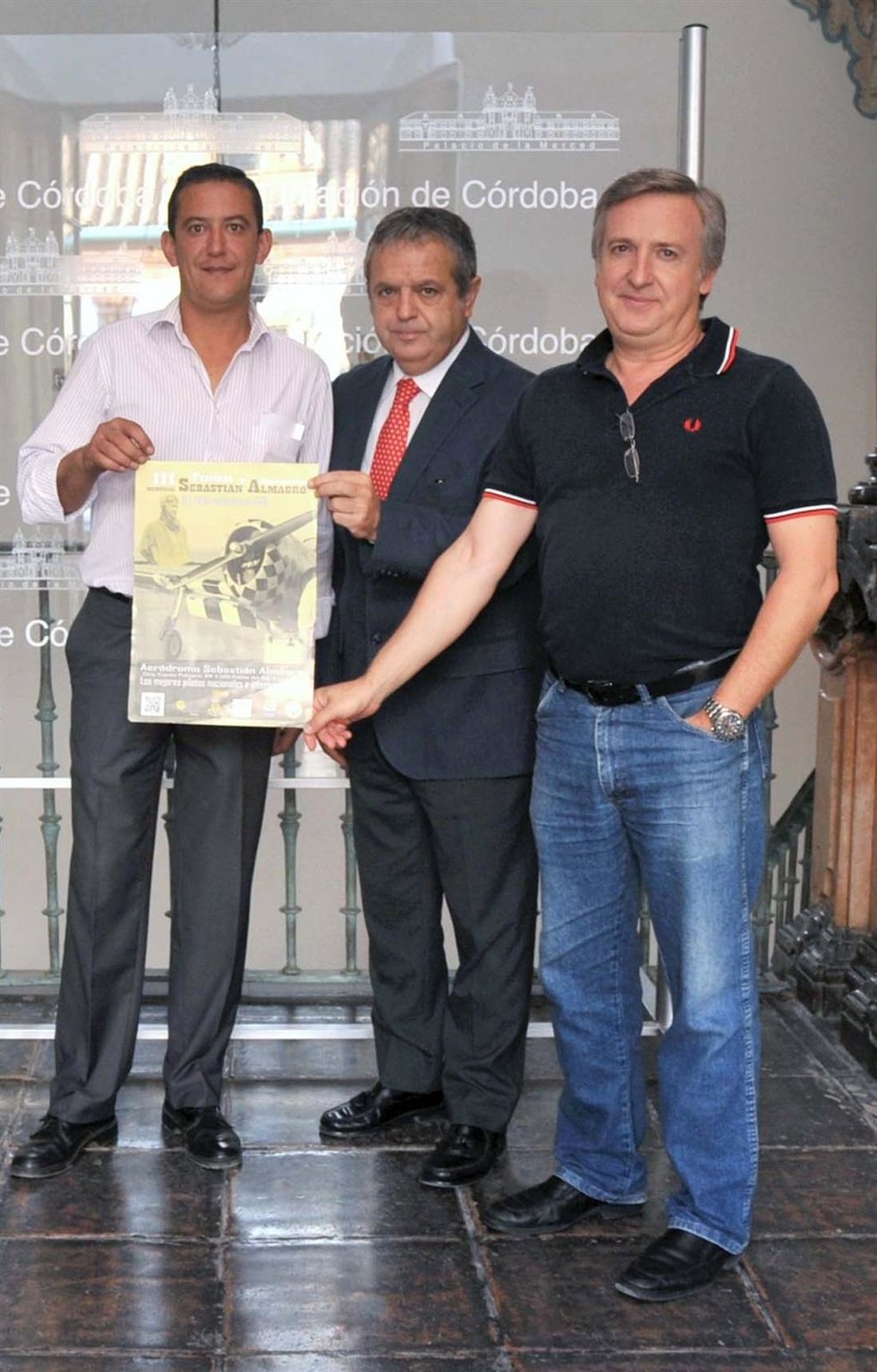 Fuentes (centro) y los organizadores del Festival