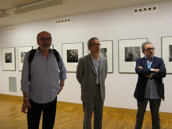 Alain d'Hooge y Juan José Vázquez en la exposición sobre Larry Fink en Zaragoza