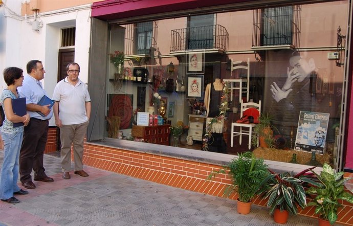 Muchos escaparates del centro están decorados estos días en torno al flamenco.