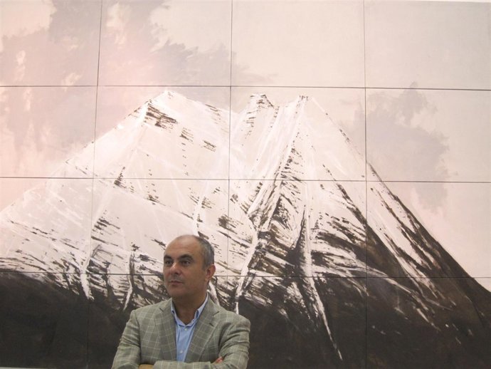 Calo Carratalà ante uan de sus obras en el Centre del Carme