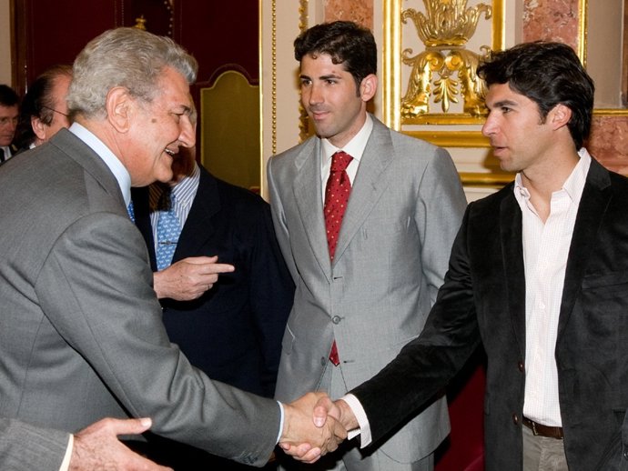 Jesús Posada, Recibiendo A Serafín Marín Y Cayetano Rivera