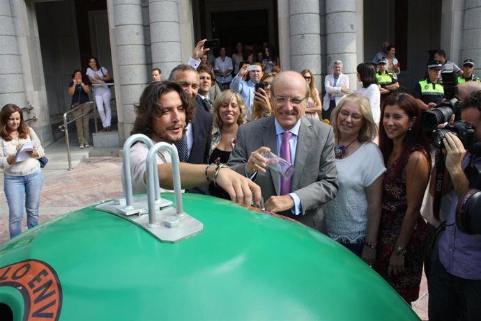 El cantante Manuel Carrasco en la campaña de 'Ecovidrio' en Huelva.