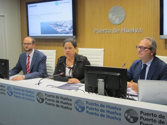 La presidenta del puerto, Manuela de Paz, junto a Pedro García y Gustavo García.