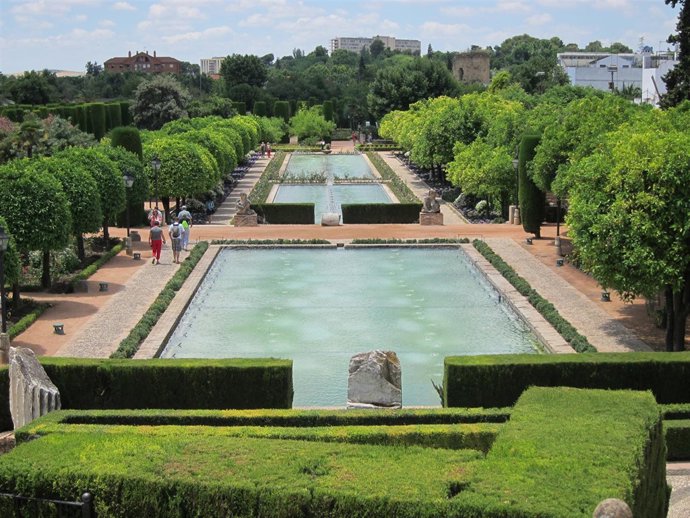 Turistas en los jardines del Alcázar de los Reyes Cristianos