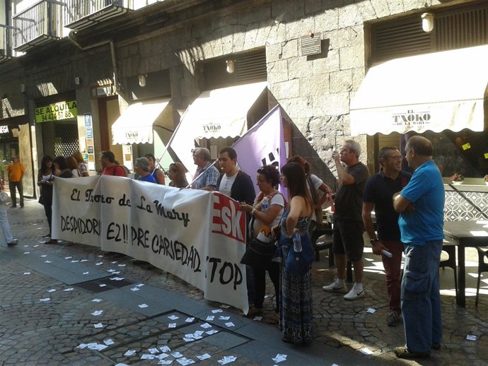 Concentración ante 'El Txoko de la Mary'