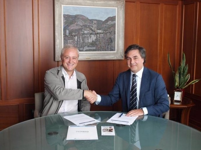 Firma del acuerdo entre Indesa y la Caixa.