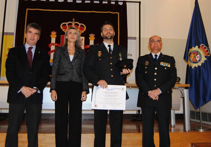 Ignacio Cosidó y Llanos de Luna en la condecoración de un agente