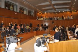 Las Cortes de Aragón guardan un minuto de silencio