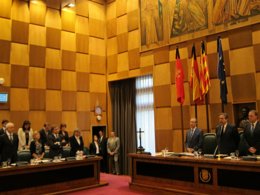 El pleno municipal ha guardado un minuto de silencio