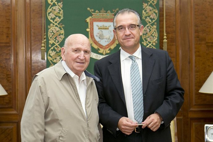 Enrique Maya recibe al ex presidente del Centro Navarro de Rosario en Argentina.