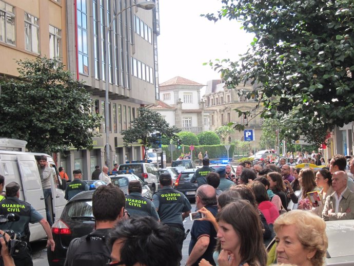 Los coches policiales se alejan por Doutor Teixeiro por el caso Asunta