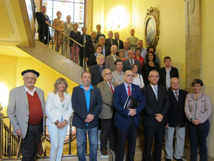 Miembros de Euskaltzaindia y el Ayuntamiento.